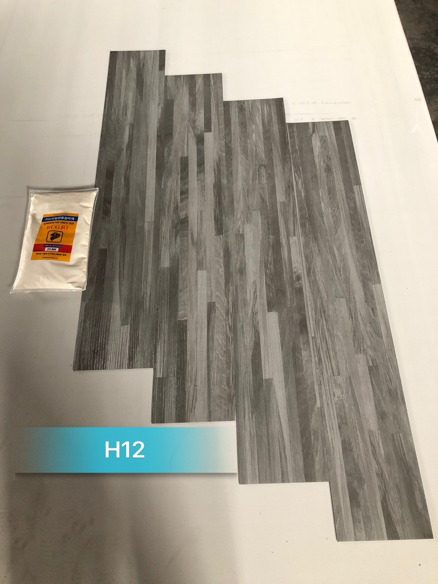 Sàn nhựa keo riêng  H12
